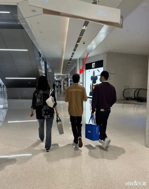 袁咏仪|张智霖袁咏仪吃美食，老夫老妻约会气氛浪漫，50岁靓靓素颜超美