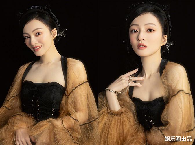 张韶涵|张韶涵穿低领纱裙演出，气质儒雅身形饱满，美出了古装的既视感