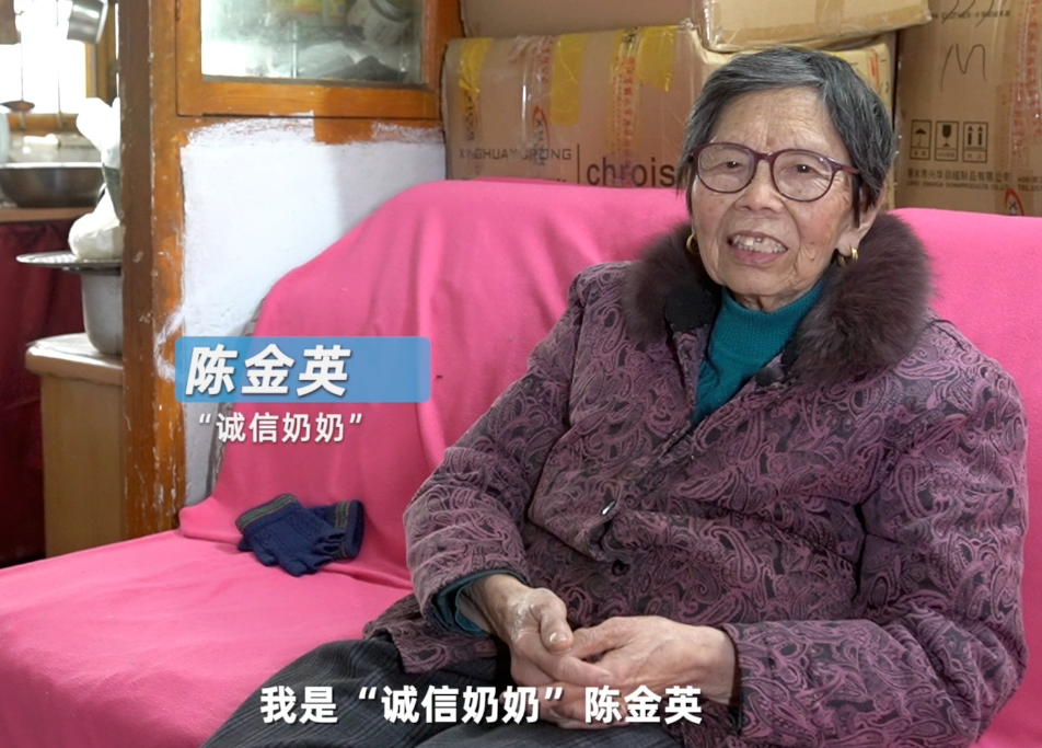 媛姐头条:92岁奶奶10年街头卖羽绒服还清2077万欠款