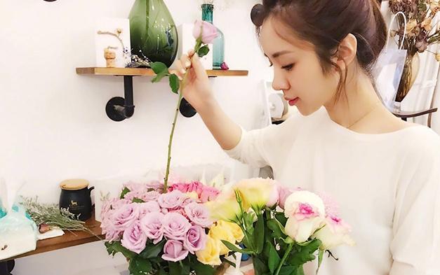 参观王晓晨住的豪宅，在家也会背剧本，累了直接躺沙发上睡