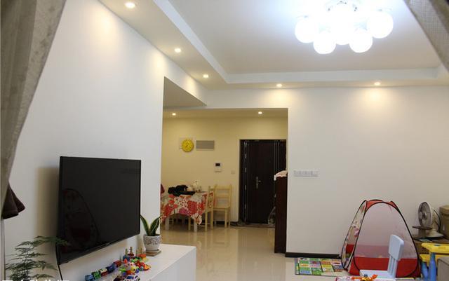 新房不封阳台只刷大白墙,朋友看后都说头一次见防盗窗这么装的!