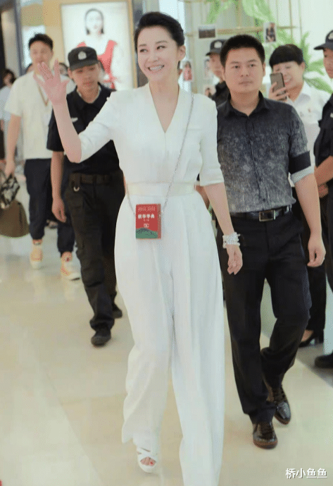 TVB|明明长了一张相似的脸，一个帅一个“土”，颜值差距太大了！！！