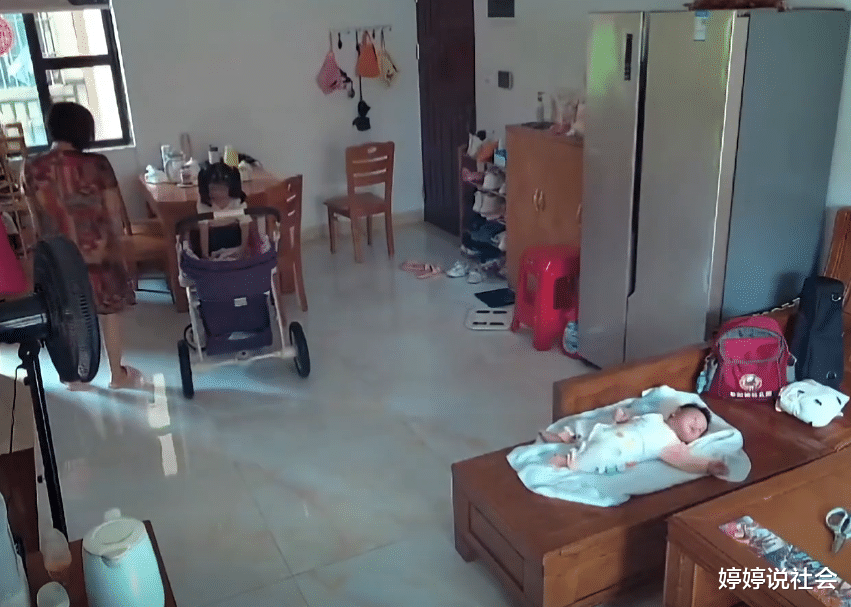 广东一妈妈无意点开家中监控,随后出现一幕让她心疼:才3个多月