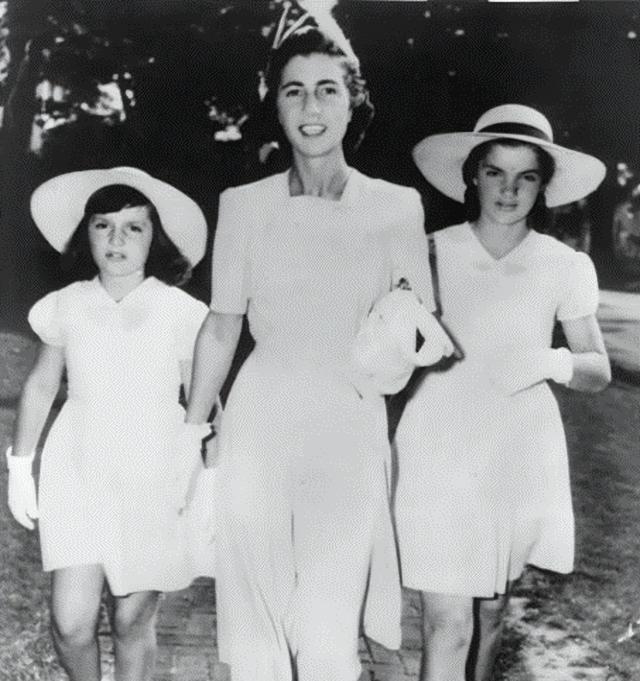 杰奎琳|1947年，18岁杰奎琳在社交舞会大出风头，3年后妹妹参加比她更美