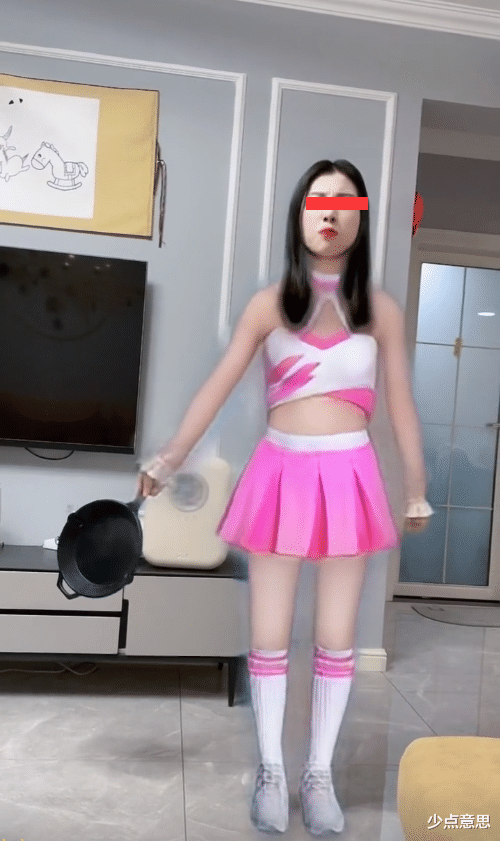 山东:女子手持平底锅暴打丈夫,丈夫不怒反笑,默默打开手机特效