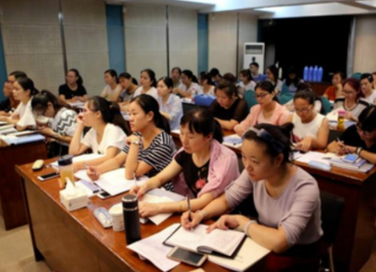 求职|2022届毕业生找工作太难了，一女大学生直呼现实残酷，卷得我想哭