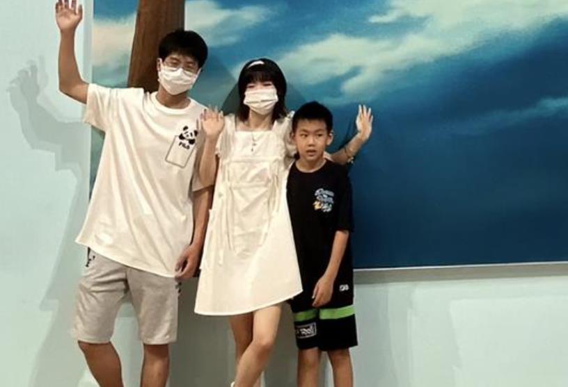 吉他|画面温馨！孙海洋大儿子孙卓学吉他画面流出，与阳谷生活反差大