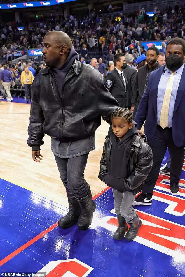 坎耶·韦斯特|坎耶·韦斯特把儿子弄成迷你版自己 疯狂攻击前妻男友导致账号被封