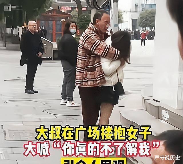 福建一老头街头抱住女子,声称:我什么都敢做!女子丝毫不敢反抗