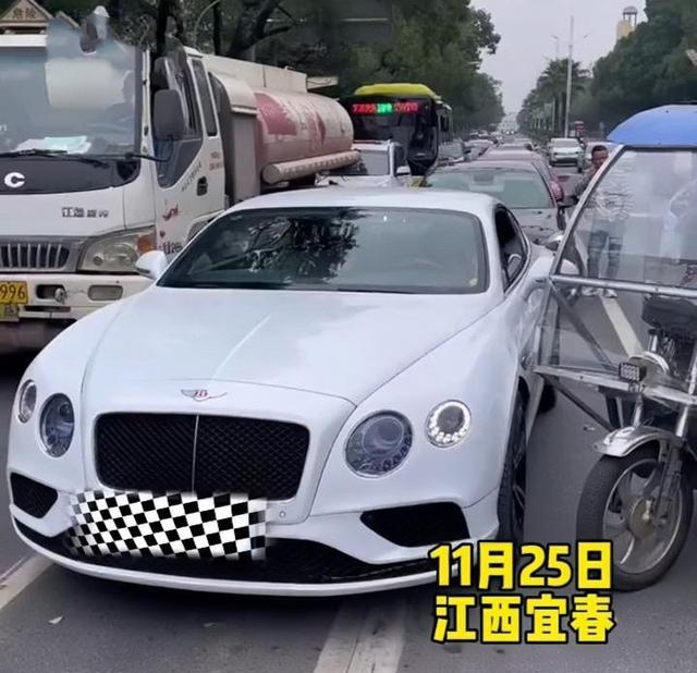 江西:三轮车撞宾利被判全责,车主要求赔100元,让他们买个教训