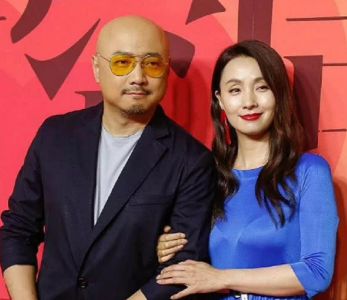 陶虹|50岁陶虹与男艺人看话剧，素面朝天朴素似大妈，头发稀疏老太多