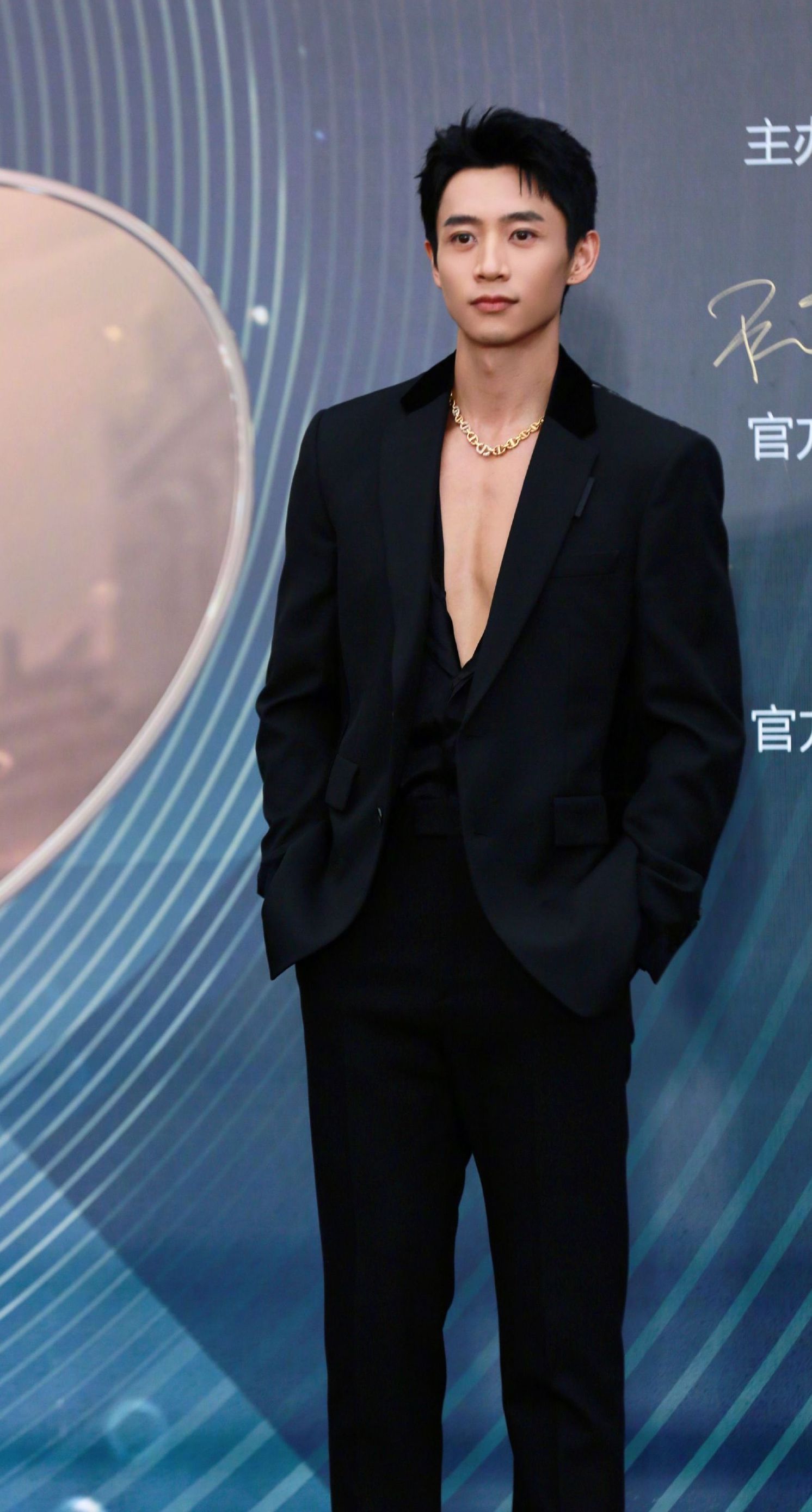 王一博|众星红毯争相斗艳!刘亦菲李易峰王一博太惊艳,张天爱成最大赢家