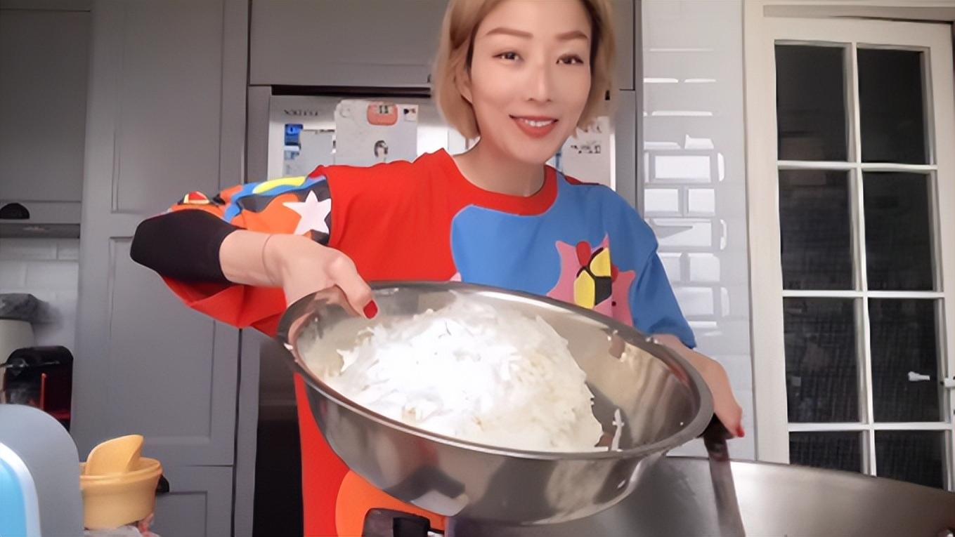 郑秀文|50岁郑秀文迎春节，亲自下厨做贺年食品，用塑料盆蒸萝卜糕接地气