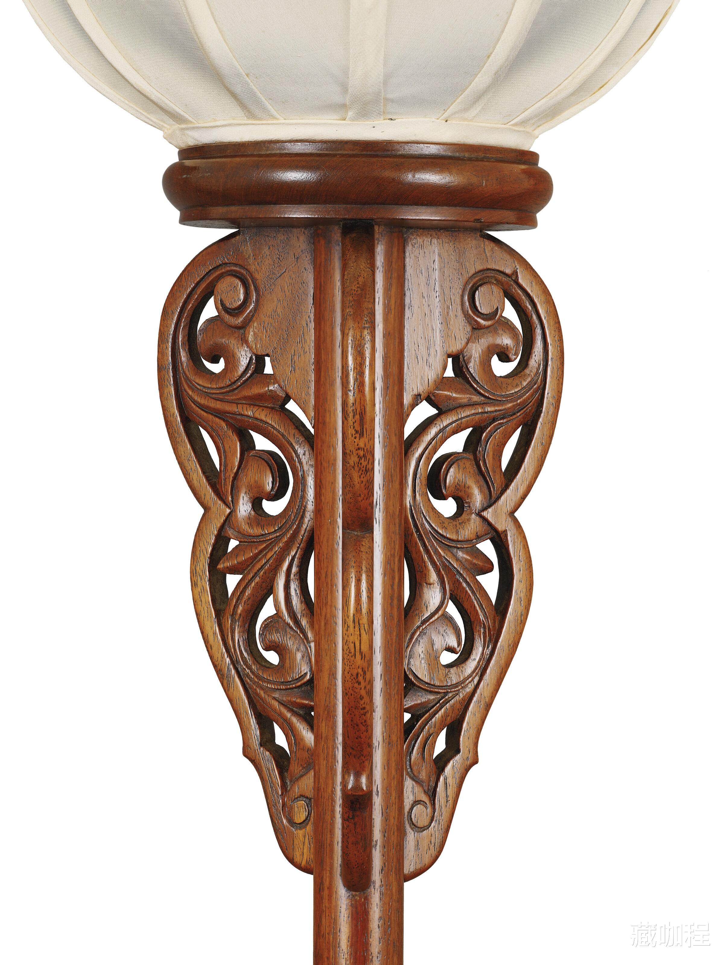 |黄花梨灯台已然稀有，三足着地的更是只此一例