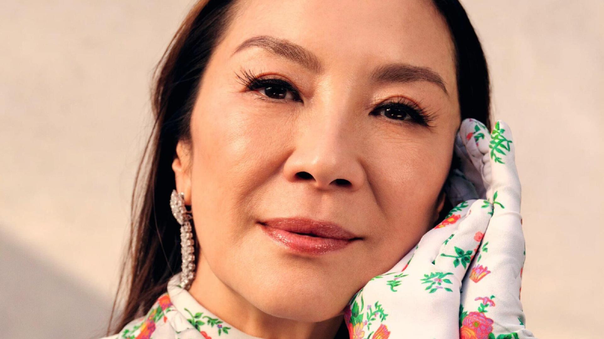 街拍|杨紫琼真老了，修了图皱纹还是抢镜，但这才是66岁的真实模样