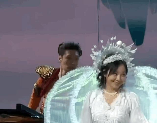 春晚|明星卫视春晚彻底放飞，腾格尔尬舞再现神曲，张艺兴全场乱串