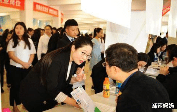 大学生|大学生就业时的“迷惑行为”，月薪过万招聘遇冷，月薪3000争相报名