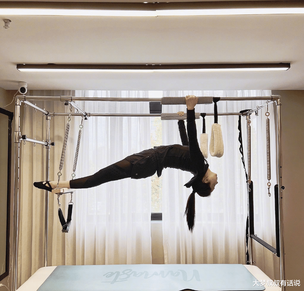 董璇|42岁董璇运动照全被拍，轻松秀一字马，粉丝呼：不科学