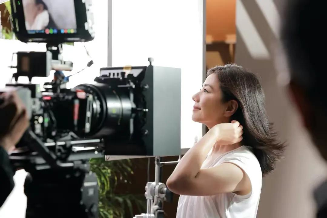 玉米面|62岁钟楚红出山拍广告！穿碎花裙脸型变化大，一代女神变成老阿姨