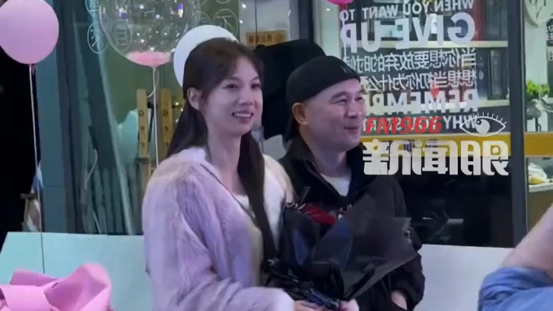 大叔求婚现场送豪车，与女友身高年龄差距较大遭质疑：嫁给了金钱