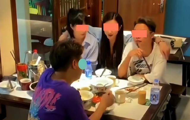 女子带弟妹组团相亲,点了一桌喜欢吃的菜,菜上桌,男子径直走了