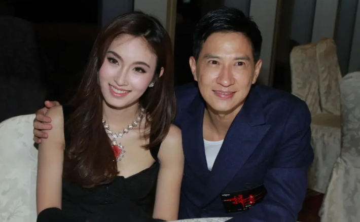 张家辉|54岁张家辉穿拖鞋逛深圳!花1993元剪发,美女店员下蹲合影