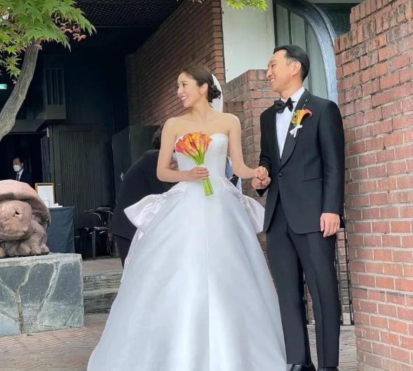 孔晓振|孔晓振婚礼现场曝光,她晒婚纱照示爱年下小老公:i’mready