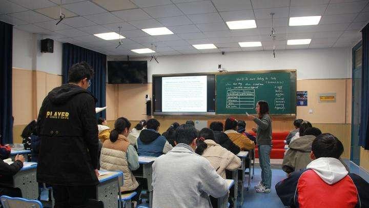 家长回怼老师引争议，评论区两极分化，家长这么厉害还上什么学？