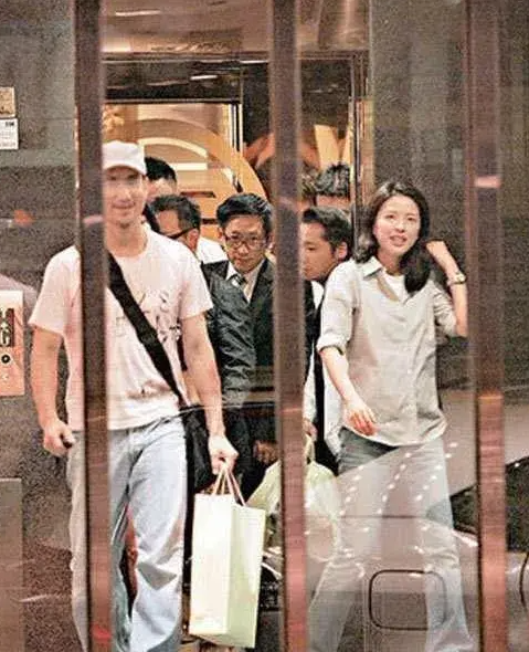 张学友|\天王\张学友: 娶演员罗美薇, 39岁才当爸, 就是妻子洁癖让他很烦恼