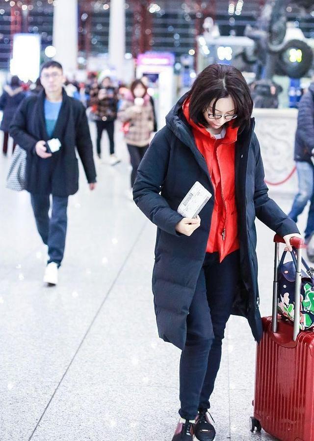 陈数|陈数罕见携钢琴家老公亮相,羽绒服配红夹袄,穿2件外套也很时髦