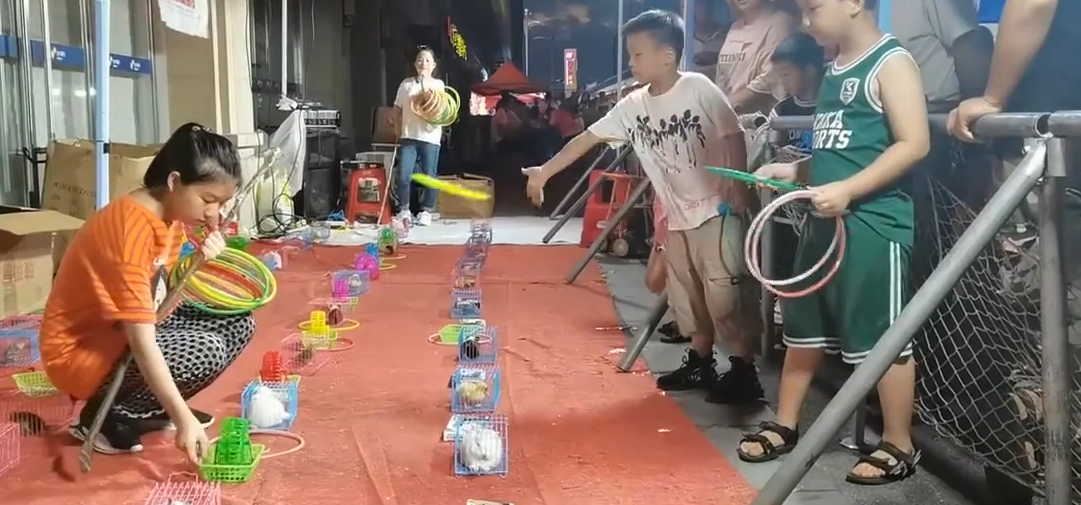 深圳路边二十块十个环的套圈玩具摊,老板把“人性”玩的透透的!
