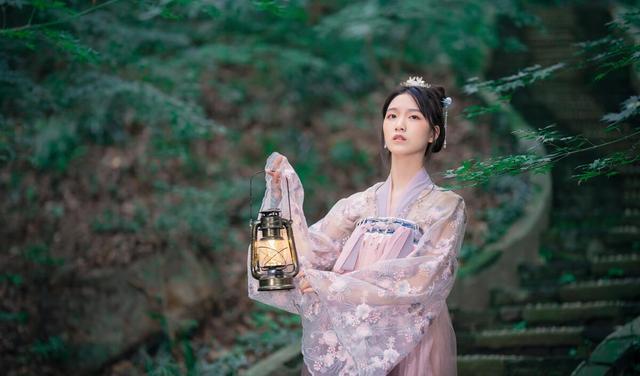 “娶妻不娶活人妻,种地莫种河滩地”,“活人妻”是什么意思?