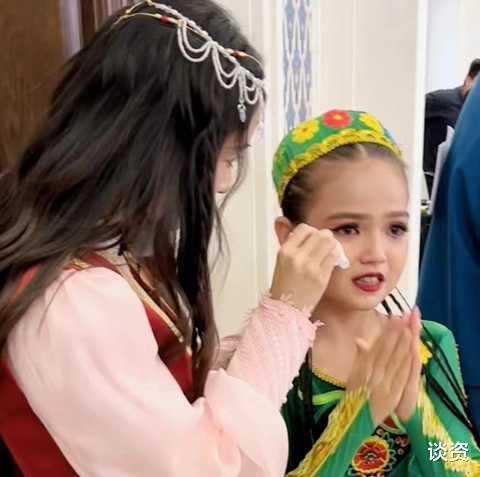 Angelababy|跑男团新疆录制，小女孩见到偶像baby激动哭了，baby贴心为她擦眼泪