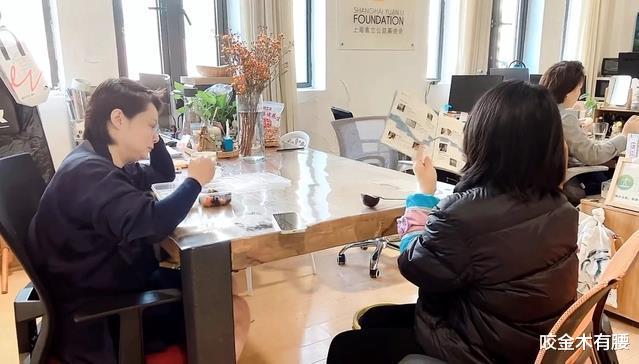 演员袁立挤公交上下班,平价小餐馆吃汤面,与老年人拼桌毫无架子
