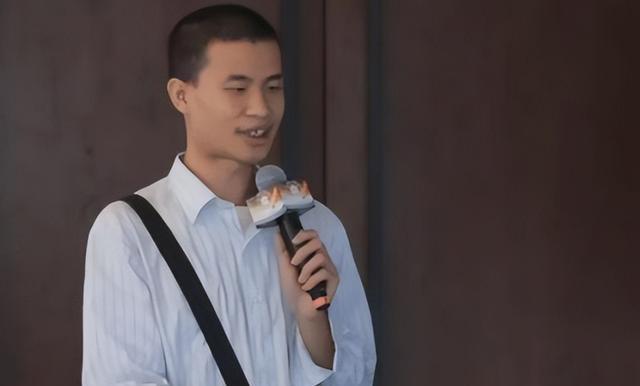 韦神和女孩吃饭邻桌而坐,全程不抬头,网友从“西瓜”上找到自信