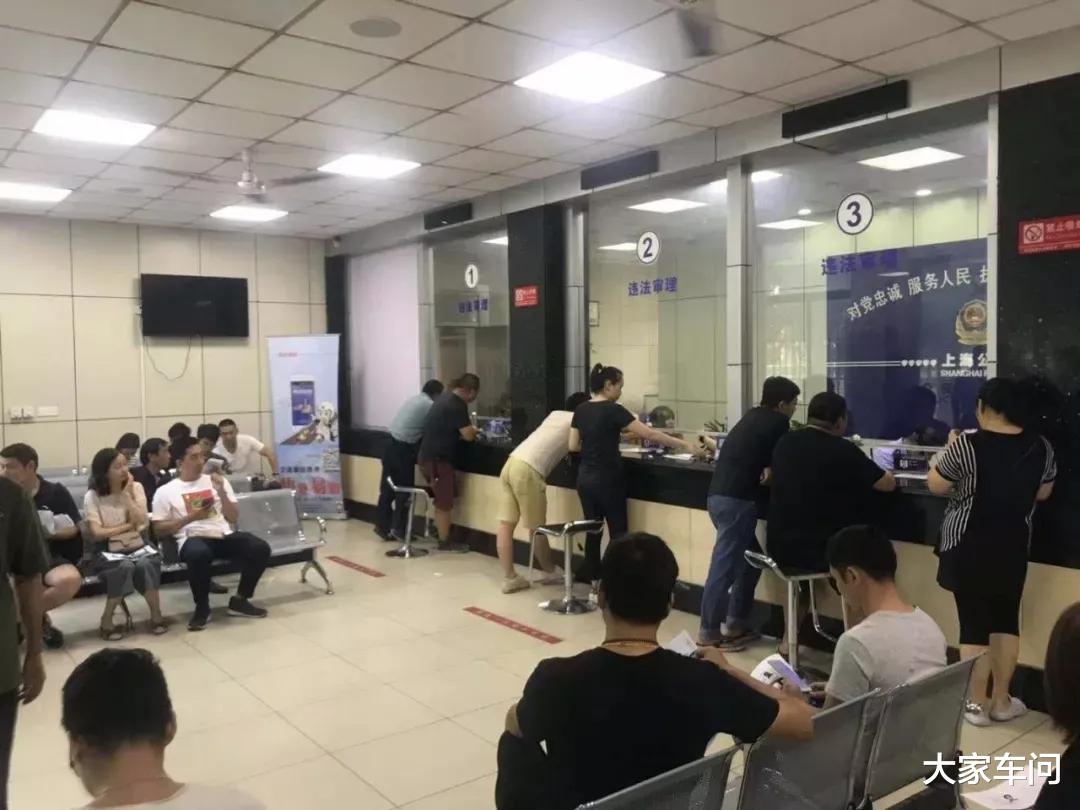 前车在路口抛锚,后车怎么做才能不违章,已有很多司机被扣分