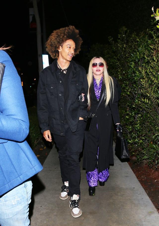 郭晶晶|63岁女星麦当娜发布性感新照：宛如少女！手上的皱纹却暴露一切