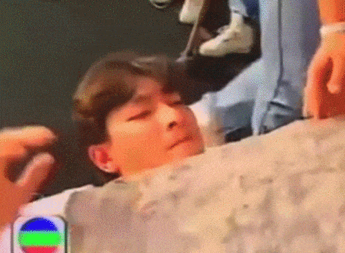 刘德华|1991年忘我大汇演，成龙为25万连翻7跟头，刘德华玩起胸口碎大石