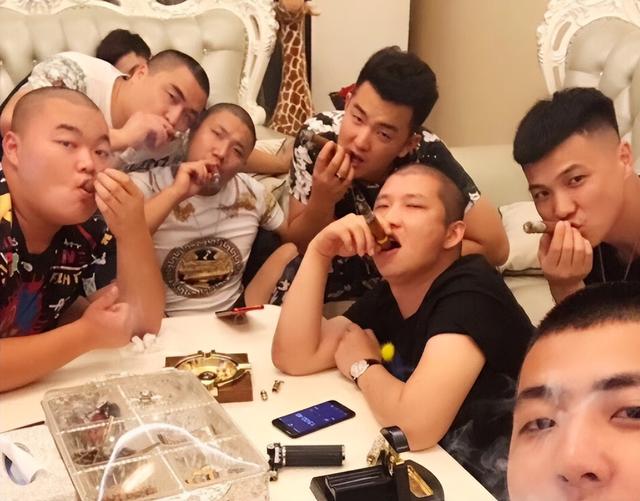 井元林|公司女艺人直播委屈落泪，诉苦没有保底工资，网红二驴连麦安慰