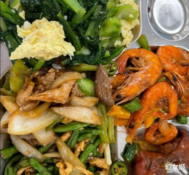 甘肃小伙子晒出烟草公司食堂饭,网友哭了:怪不得博士生也抢着去