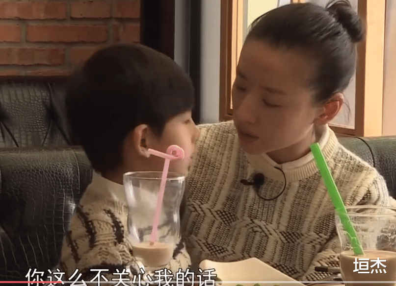 董洁|“畸形母爱”董洁:喊儿子爸爸,拍亲密婚纱照,把儿子当老公养?