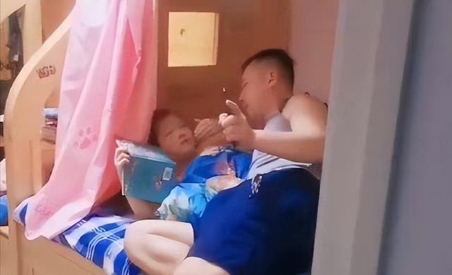 网红父女举动过于亲密惹争议,拍摄者是妈妈,网友质疑是在博眼球