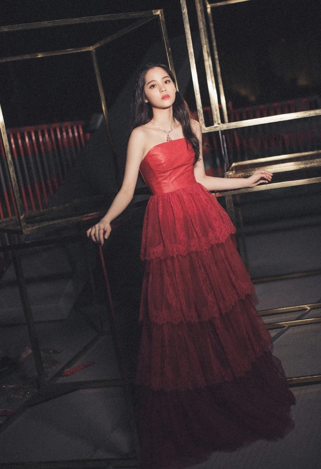 关晓彤|关晓彤真的成熟了，一袭黑裙小性感中透露着优雅，妩媚动人 。