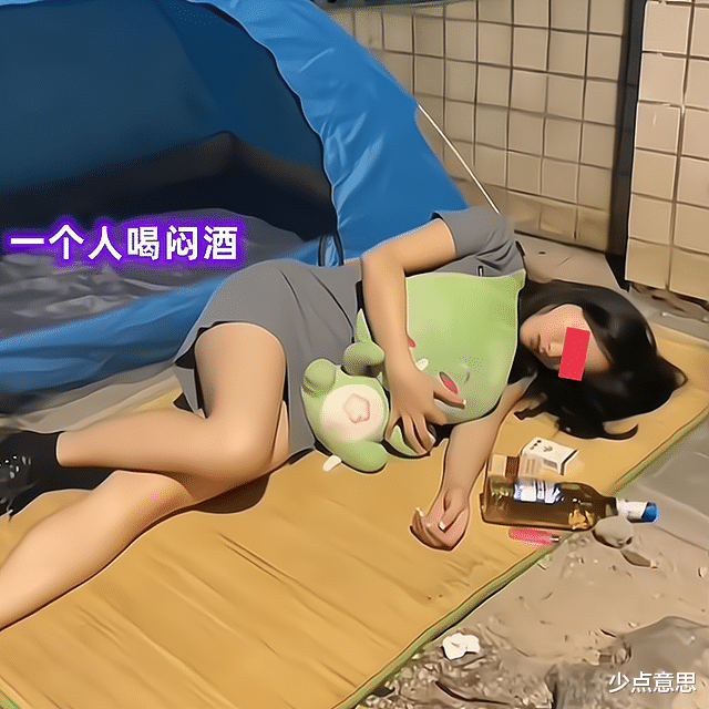女子被男友赶出家门,独自睡荒屋避寒,冷的瑟瑟发抖也不遮腿