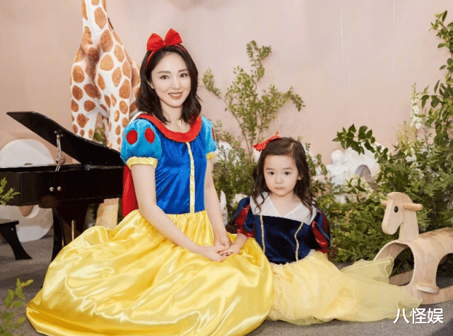 董璇|董璇为女儿庆生，前夫高云翔弹唱送祝福，耐心陪酒窝玩耍父爱满满