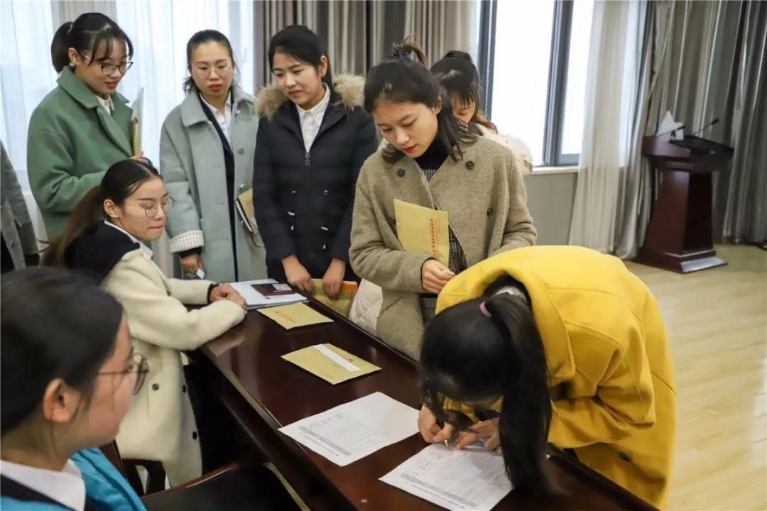 马伊琍|辛苦考上中铁，为什么又纷纷选择了辞职？年轻人说出实话，很现实