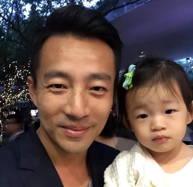 汪小菲怂了？前妻涉毒，孩子也不争取，网友骂他比具俊晔还窝囊废