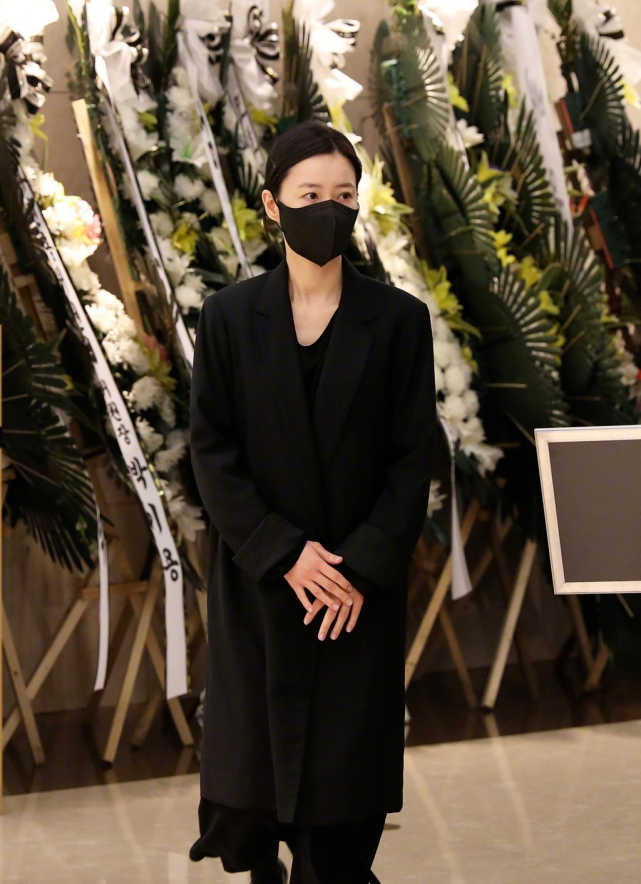 姜受延|影后姜受延出殡，刘智泰担任主持，李秉宪秋瓷炫等大半个韩娱圈艺人前往送别