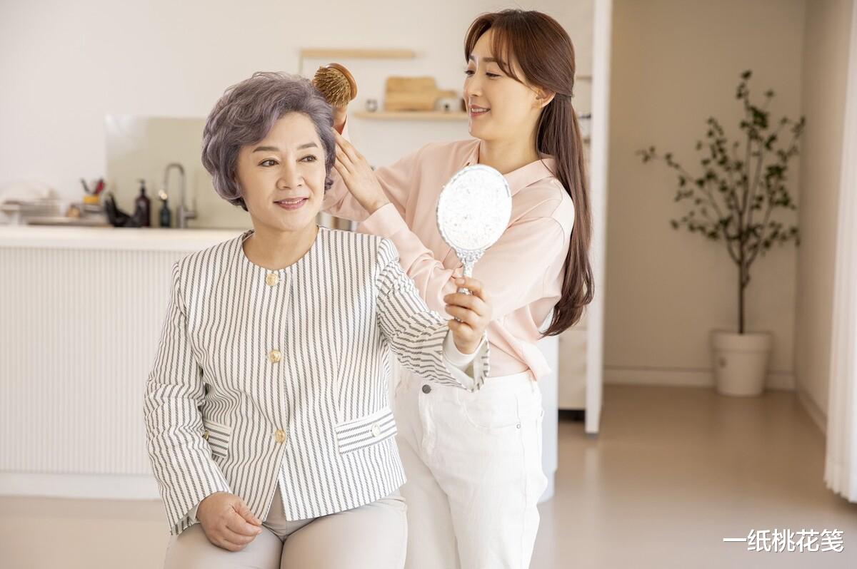 儿子不给养老,62岁大妈携存款入住女儿家,女婿直言:门都没有