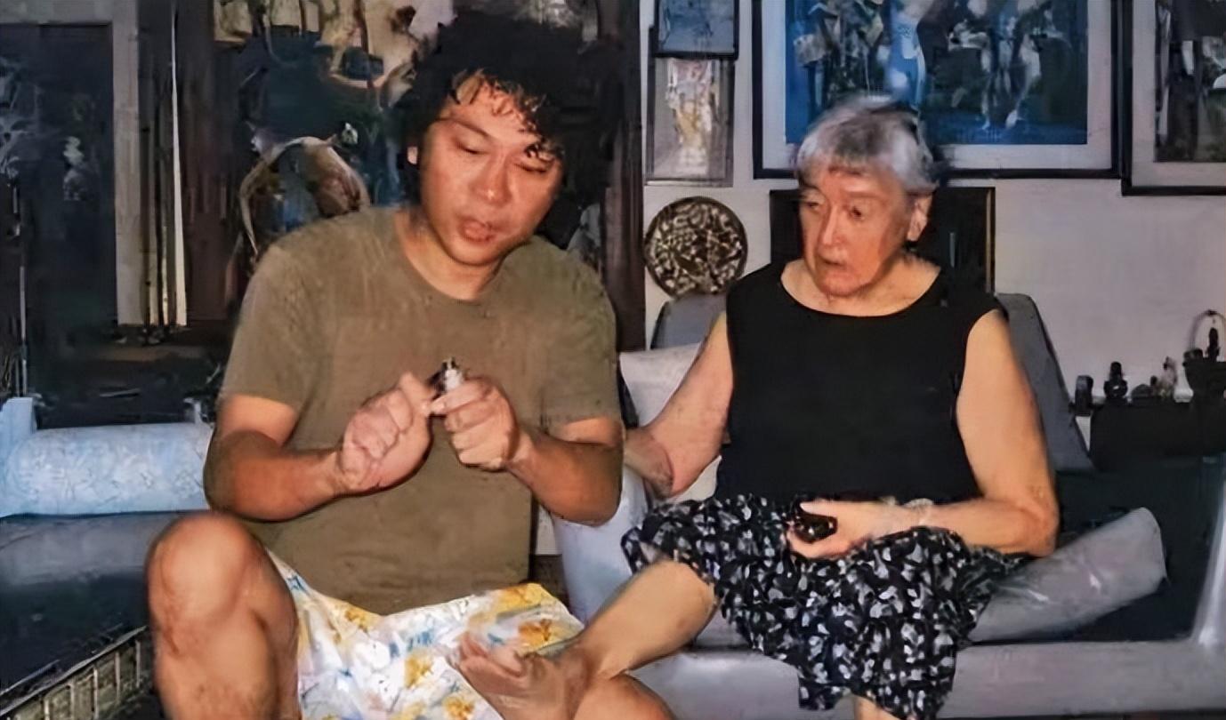 2008年34岁小伙赴新照顾81岁富婆,5年骗光2亿,如今被驱逐出境